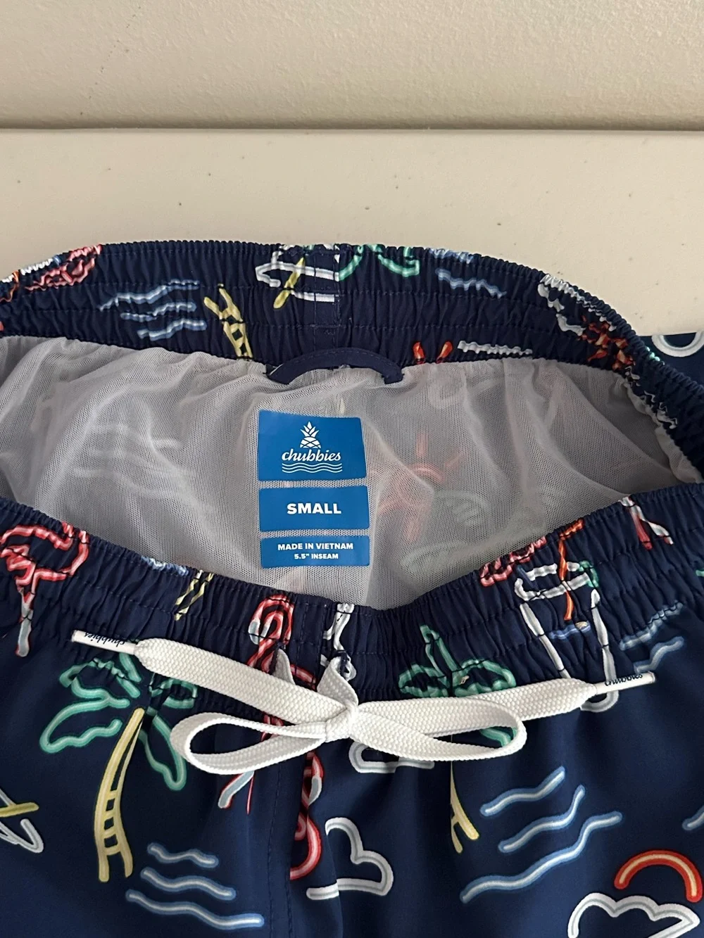 Chubbies Neon Tropical Swim Trunks Men’s Small Palm Tree Flamingo ResortWear